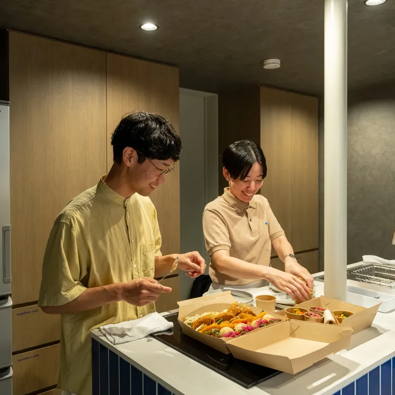 キッチンで食べものを用意する様子